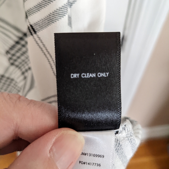 sleeveless blouse with chain clasp - Picture 4 of 4